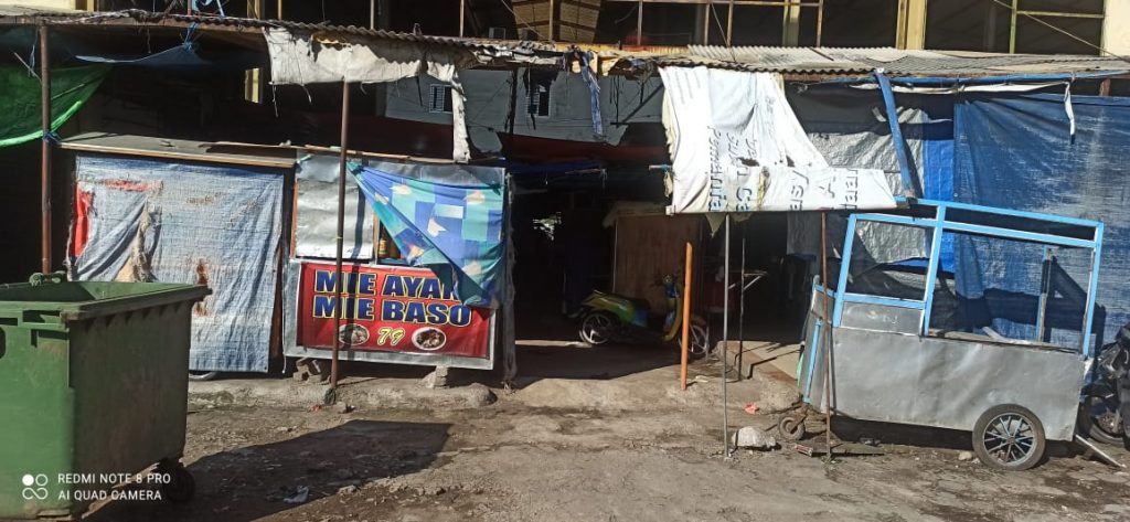 Pedagang Dan Konsumen Keluhkan Pedagang Kaki Lima (PKL) Di Pasar Gedebade