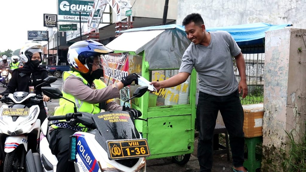 Polres Subang Jawa Barat Patroli Prokes,AKBP Sumarni Bagi-Bagi Masker