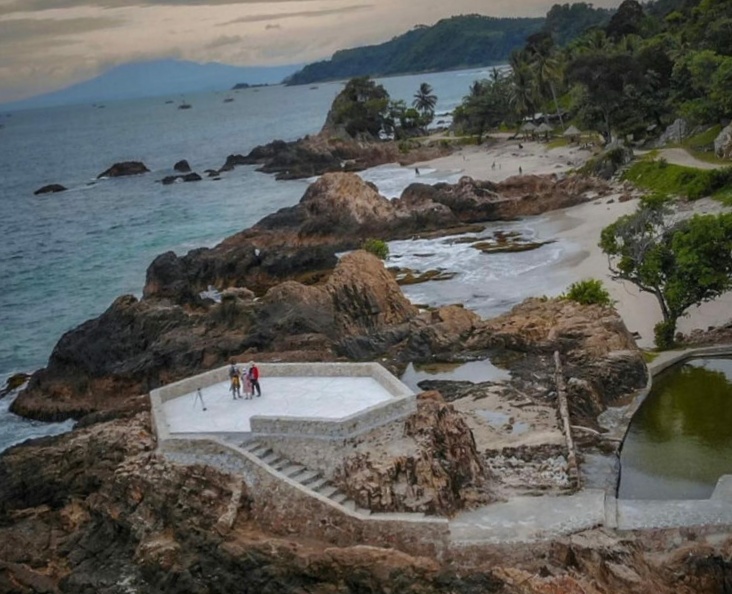 Pantai Marina Lampung Selatan, Pesona Batu Karang Yang Memukau Mampu Pikat Wisatawan