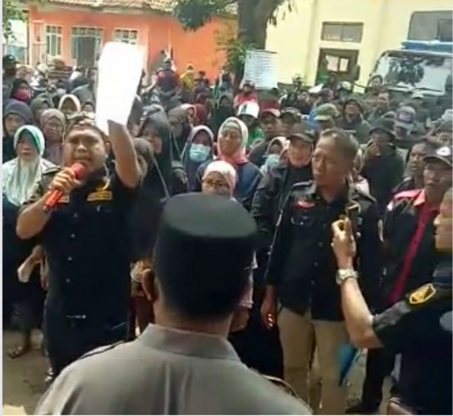 Senin,Aksi Demo Warga Dan Ormas Rajawali Tuntut Kades Pagon Mundur