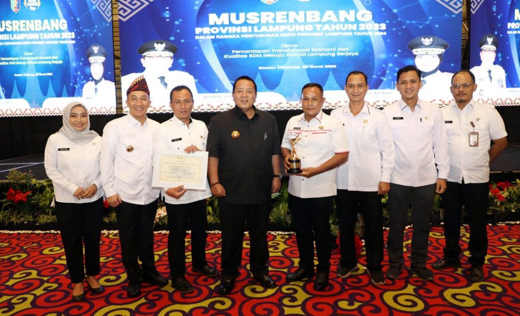 Pemkab Lamsel Raih Penghargaan PPD Saburai Sebagai Kabupaten Terbaik Kategori Perencanaan Pembangunan Ekonomi Inklusif dan Berkelanjutan Tahun 2023
