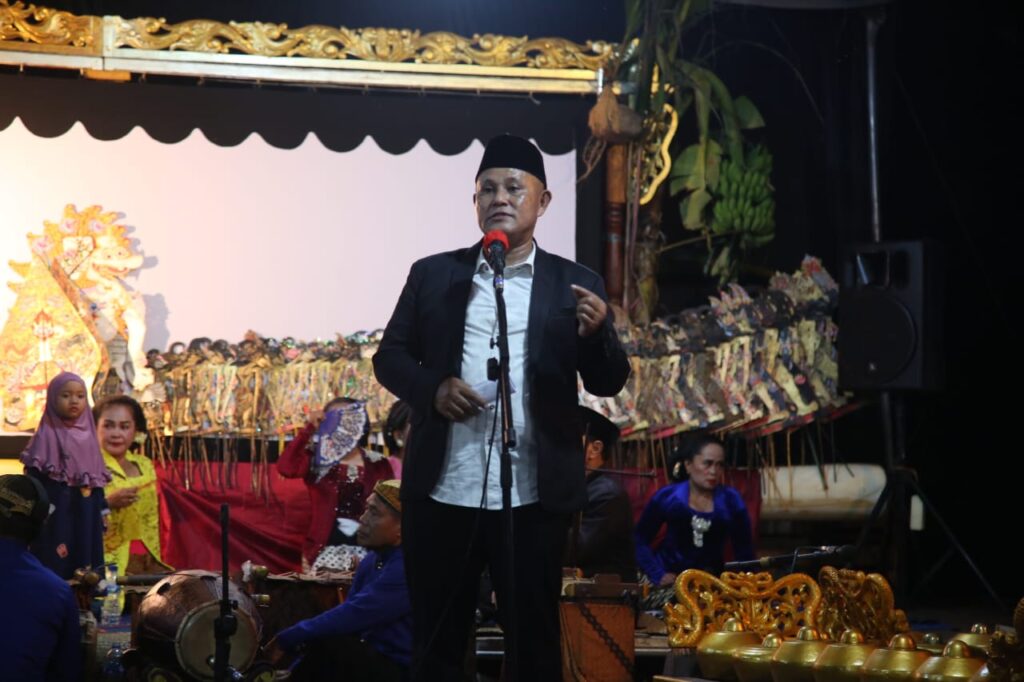 Nonton Wayang Semalem Suntuk, Bupati Nanang Ermanto Ikuti Rangkaian HUT Desa Sumber Agung Ke 40