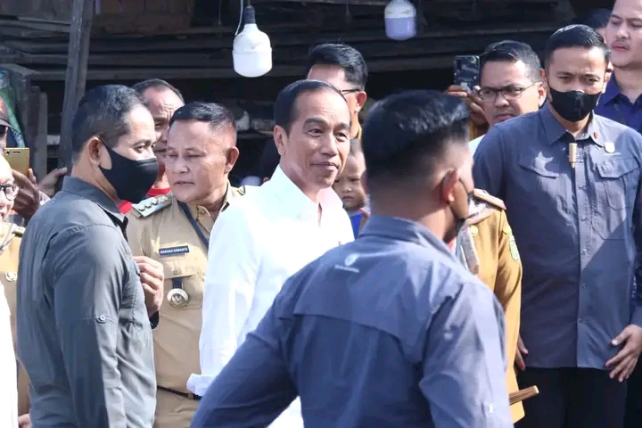 Bupati Lamsel Dampingi Presiden Jokowi, Bagi-bagi Sembako dan BLT di Pasar Natar