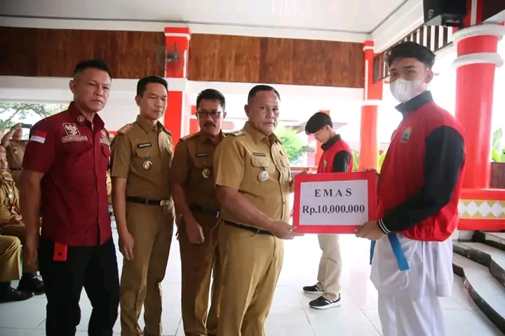 Bupati Nanang Menyerahkan Reward atau Bonus Kepada Para Atlet Yang Telah Mengharumkan Nama Kabupaten Lampung Selatan